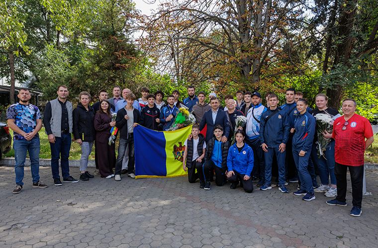 Сборная Молдовы с флагом после возвращения с Чемпионата Европы в Софии